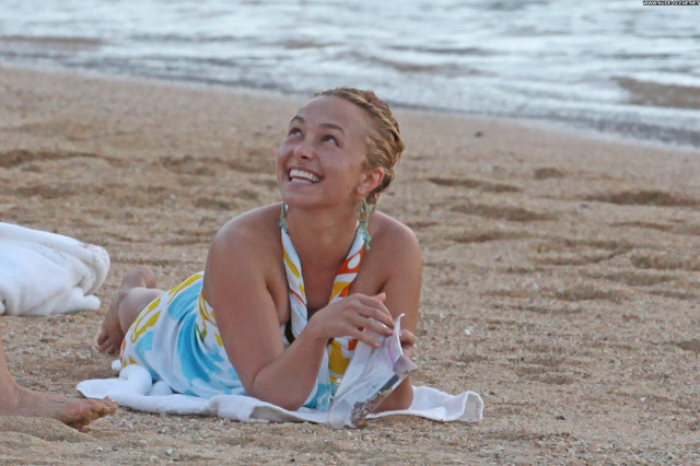 Hayden Panettiere The Beach Beach Celebrity Babe Posing Hot Beautiful